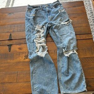 American Eagle stretch size 6 women’s ripped jeans. Very good condition.